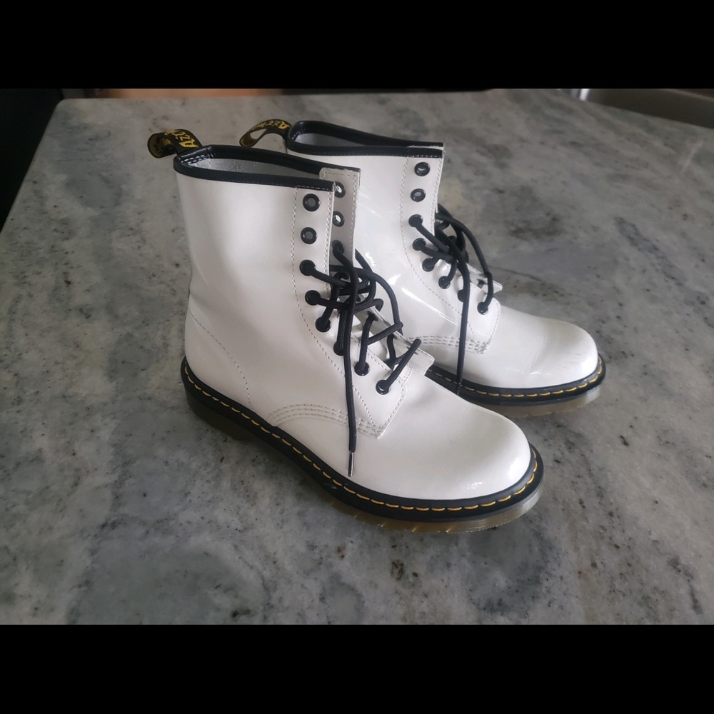 1460 bed parent leather lace up doc martens boots in white patent lamper